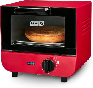 dash mini toaster oven cooker for pizza, bread, bagels, cookies, pizza, paninis & more with baking tray, rack, auto shut off feature red